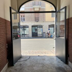 porta ingresso palazzo in ferro - alluminio